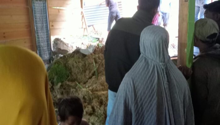 Longsor Tutup Badan Jalan Dan Rusak Dua Rumah Di Aceh Tengah
