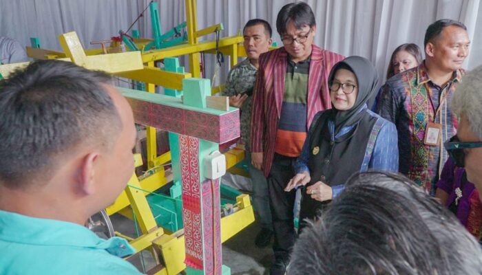 Wujudkan Program Electrifying Lifestyle Sektor UMKM, PLN Dukung Pengrajin Ulos Gunakan Mesin Tenun Electric