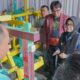 Senior Manager Keuangan, Komunikasi dan Umum PLN UID Sumatera Utara, Rizal Sirait (kiri) bersama Walikota Pematang Siantar dr. Susanti Dewayani, SpA meninjau langsung mesin ulos electric di kampung tenun ulos di Tozai Baru Kelurahan Bah Kapul, Kecamatan Siantar Sitalasari, Pematang Siantar, Sumatera Utara.