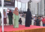 Masyarakat Saksikan Pasangan Oknum ASN Dicambuk 