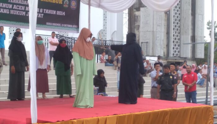 Masyarakat Saksikan Pasangan Oknum ASN Dicambuk 