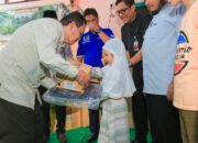 Pj Wali Kota Serahkan Perlengkapan Sekolah Untuk 105 Anak Yatim