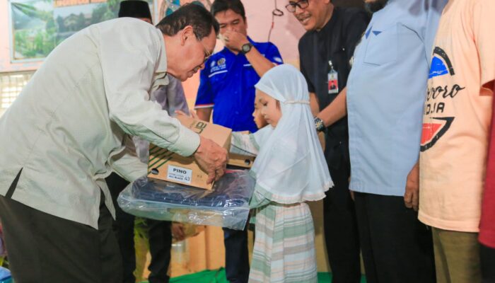 Pj Wali Kota Serahkan Perlengkapan Sekolah Untuk 105 Anak Yatim