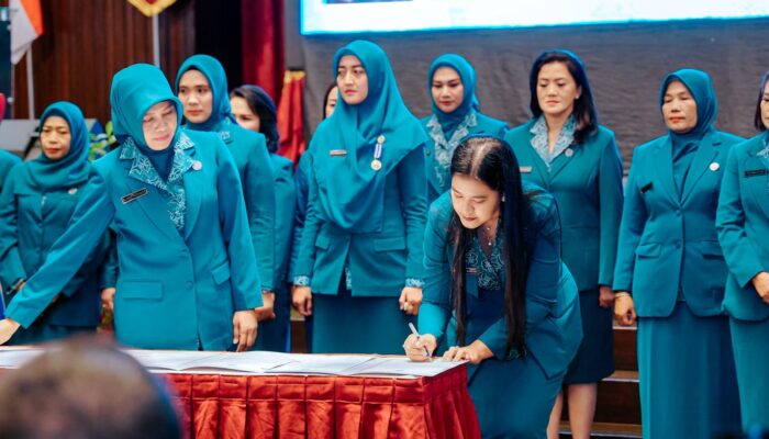 Ny Kahiyang Ayu Dikukuhkan Jadi Pembina Posyandu Kota Medan