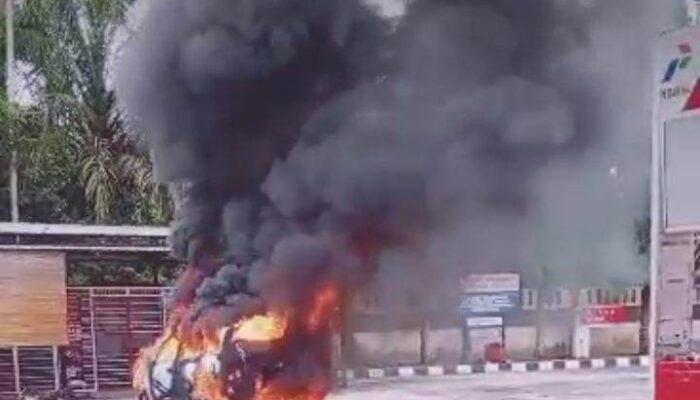 Innova Hangus Terbakar Di Areal Parkir SPBU Suak Puntong