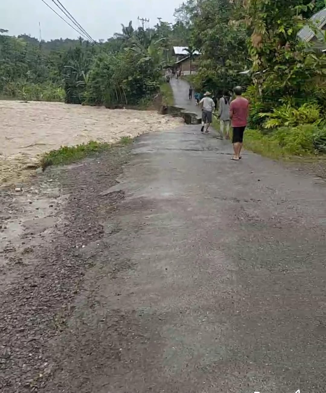 Di Nisel, Jalan Putus Total Diterjang Banjir, 12 Desa Terisolir