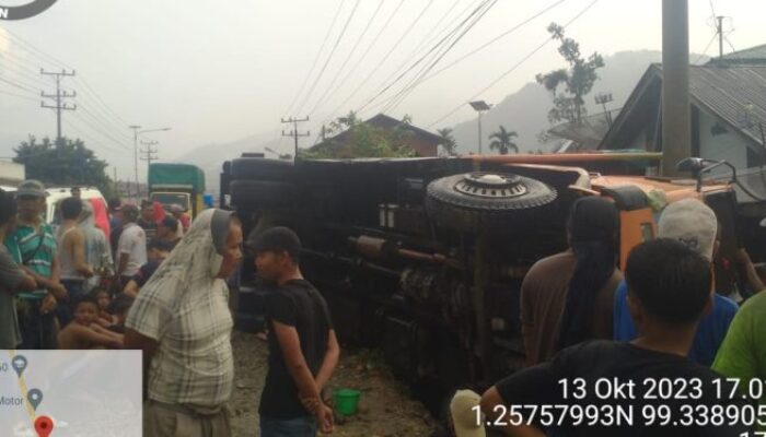 Truk Timpa Warung Di Tapsel, 4 Orang Terluka