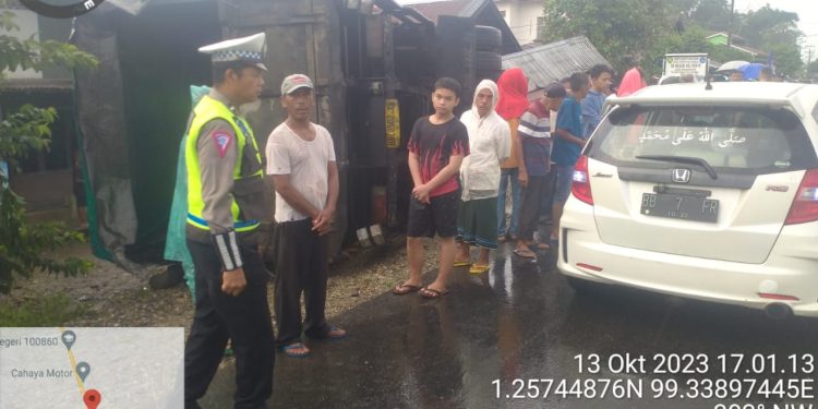 Truk Timpa Warung Di Tapsel, 4 Orang Terluka