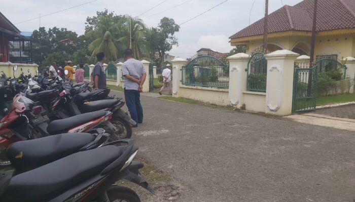 Para Pelayat Menunggu Jenazah Dato’ Seri H Syamsul Arifin
