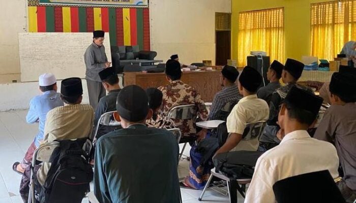 Direktur Pascasarjana IAIN Langsa Beri Tips Belajar Kitab Kuning Ke Santri