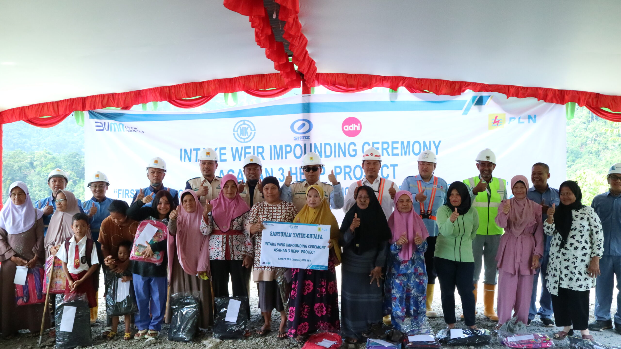 PLN UIP SBU lakukan penyerahan Zakat Maal dari Yayasan Baitul Maal (YBM) kepada 30 Yatim-dhuafa dan fakir miskin di Intake View Point PLTA Asahan 3 Desa Tangga Kecamatan Aek Songgongan, Kabupaten Asahan.