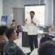 INISIATOR Gerakan Gadget Sehat Indonesia Prof Ridha Dharmajaya saat memberikan penyuluhan dan edukasi gadget sehat di STIM Sukma Jl. Sakti Lubis Medan. Waspada/Andi Aria Tirtayasa