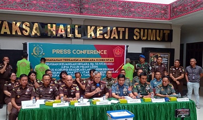 KEPALA Kejatisu, Idianto (tengah) saat menggelar konpers terkait penahanan tersangka dugaan korupsi PT PSU, di Kantor Kejatisu, Selasa (10/10). Waspada/Rama Andriawan