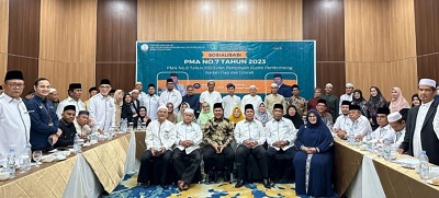 KAKANWIL Kemenagsu H. Ahmad Qosbi, S.Ag, MM, bersama Ketua FK KBIHU Sumut, Drs. H. Ilyas Halim, M.Pd, Ketua Panitia kegiatan H.Sangkot Saragih MA dan pengurus dan para peserta kegiatan. Waspada/Anum Saskia