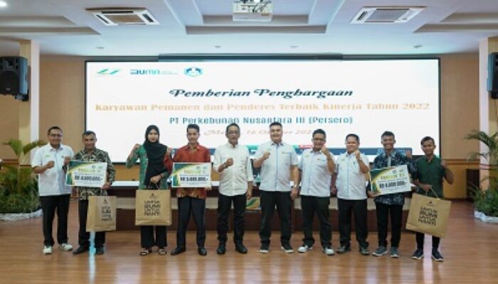 PTPN III (Persero) Beri Penghargaan Kepada Pemanen Kelapa Sawit dan Penderes Karet Terbaik