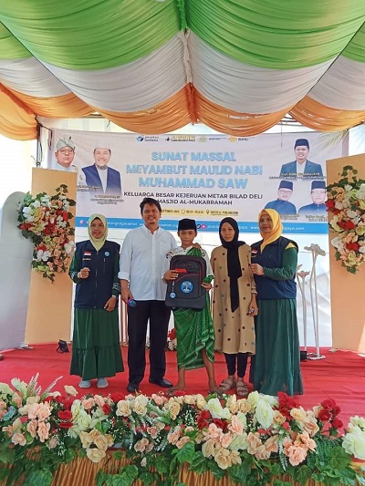 INISIATOR Gerakan Gadget Sehat Indonesia Prof Ridha Dharmajaya foto bersama dengan salah seorang anak peserta khitanan massal gratis di Masjid Al Mukarramah Kecamatan Medan Deli, Sabtu (30/9). Waspada/Ist