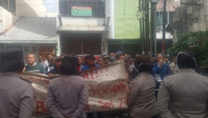 Karyawan Unjukrasa Manajemen PT Intan Nasional Iron Industri Dan PT Intanmas Indologam