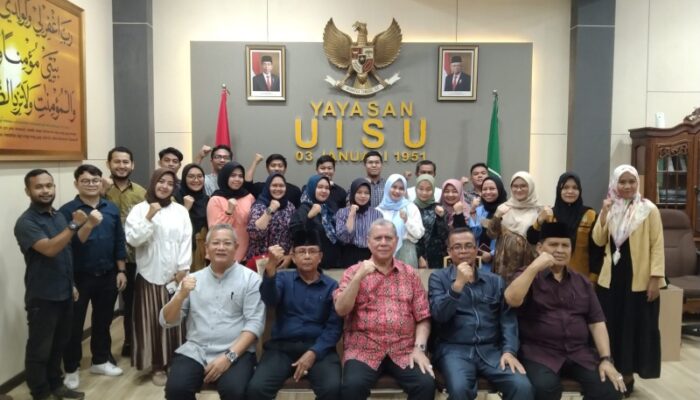 Ketum Yayasan UISU Serahkan SK 23 Tendik