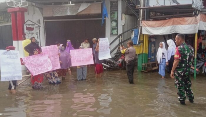 Jadi Langganan Banjir, Puluhan Warga Rengas Pulau Gelar Aksi Demo