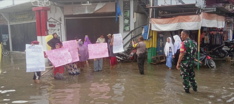 Jadi Langganan Banjir, Puluhan Warga Rengas Pulau Gelar Aksi Demo