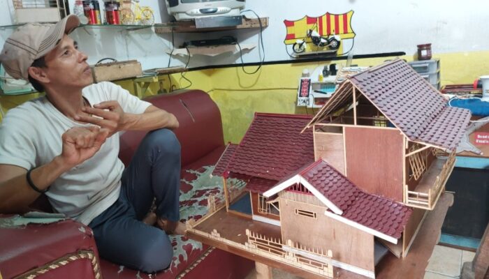 Hanya Dengan Pisau Cutter, Pria Ini Ciptakan Miniatur Rumah Adat Bernilai Ekonomi