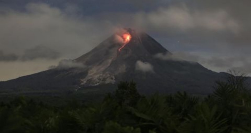 Muntahan Guguran Lava Gunung Merapi Capai 1,8 Km