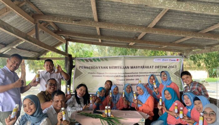 Tim PKM DRTPM Unimed Edukasi Ibu PKK Olah Tanaman Rempah Jadi Minuman Tradisional