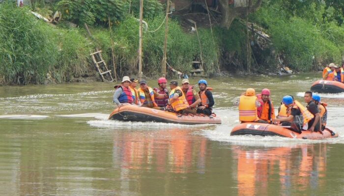 Naik Perahu Karet, Bobby Nasution Cek Progress Gotong Royong Bersih-bersih Sungai Deli
