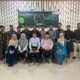 Berdiri atas mahasiswa Fakultas Syariah & Hukum UINSU foto bersama Debby F. L. Pane - Ketua Dewan Pembina LAZNAS DPF, K.H. Wahfiudin Sakam, S.E, M.BA - Dewan Pengawas Syariah LAZNAS DPF , Irfana Steviano, S.Pd, M.Ed - Narasumber Yosiva Lufi, S.E - Manajer Program Ibu Mayranty Filzah - Staf Keuangan LAZNAS DPF. Waspada/ist