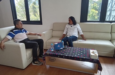 KETUA DPD Partai Demokrat M Lokot Nasution (kiri) saat wawancara dengan tim WaspadaTV yang dipandu host Zulkifli Harahap di kantor DPD Demokrat, Jl Sudirman, Medan Jumat (6/10). Waspada/Partono Budy