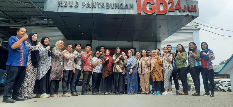 Rombongan dari Pemkab Karo, terdiri dari 19 OPD, diterima Kabid Keperawatan Apris Matondang, Kabid Pelayanan dr. Rida Fauziah, dan Kepala Bagian TU RSUD Panyabungan Massanofa Nasution. Waspada/Ist