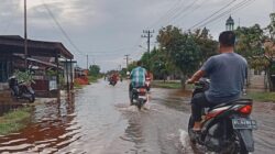 Ruas jalan utama di Desa Pulo Sarok Singkil pagi ini terlihat sudah terendam banjir. Termasuk sejumlah rumah penduduk juga ikut terendam. WASPADA/Ariefh.