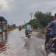 Ruas jalan utama di Desa Pulo Sarok Singkil pagi ini terlihat sudah terendam banjir. Termasuk sejumlah rumah penduduk juga ikut terendam. WASPADA/Ariefh.