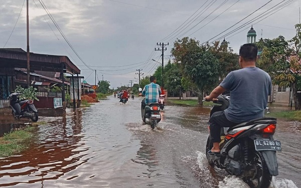 Ruas jalan utama di Desa Pulo Sarok Singkil pagi ini terlihat sudah terendam banjir. Termasuk sejumlah rumah penduduk juga ikut terendam. WASPADA/Ariefh.