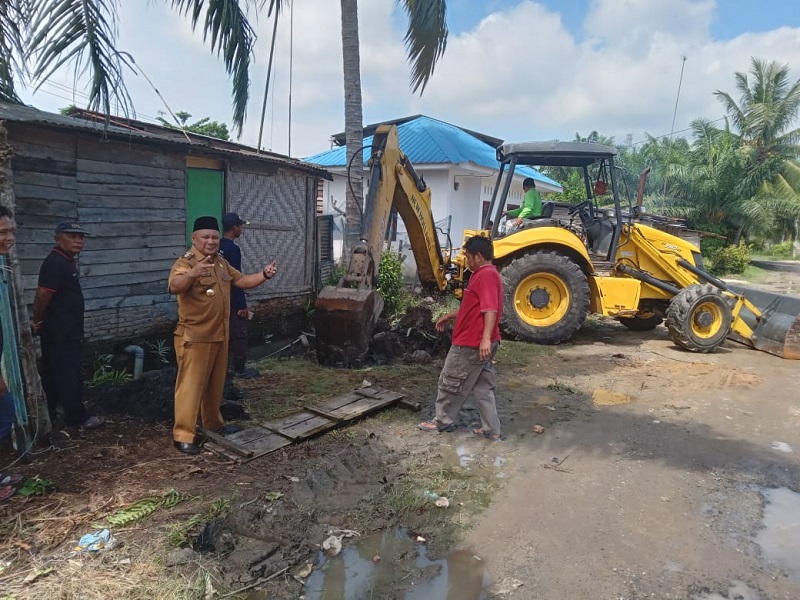 Warga Antusias Sambut Alat Berat Bersihkan Parit Di Labuhanruku