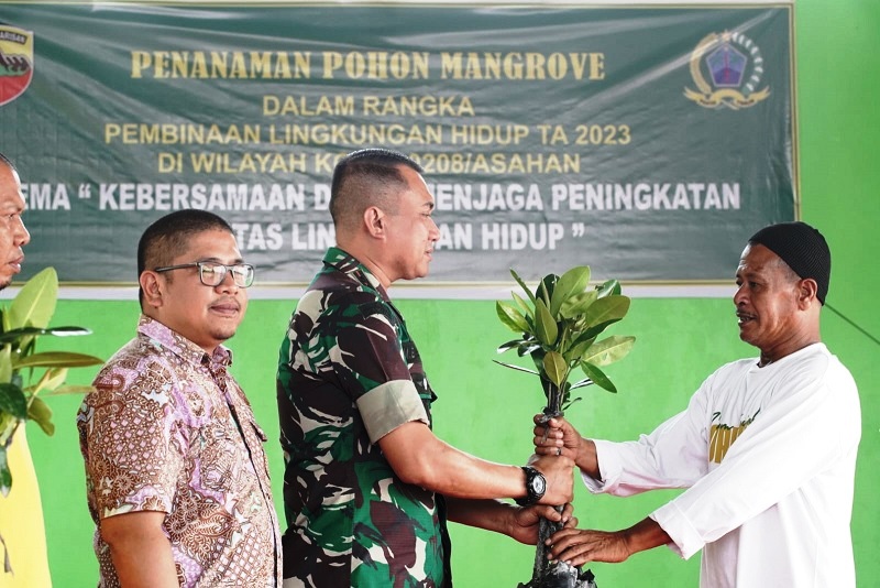 Kodim 0208/Asahan Dan Inalum Kolaborasi Tanam Mangrove Di Pesisir Batubara Kodim 0208/Asahan Dan Inalum Kolaborasi Tanam Mangrove Di Pesisir Batubara