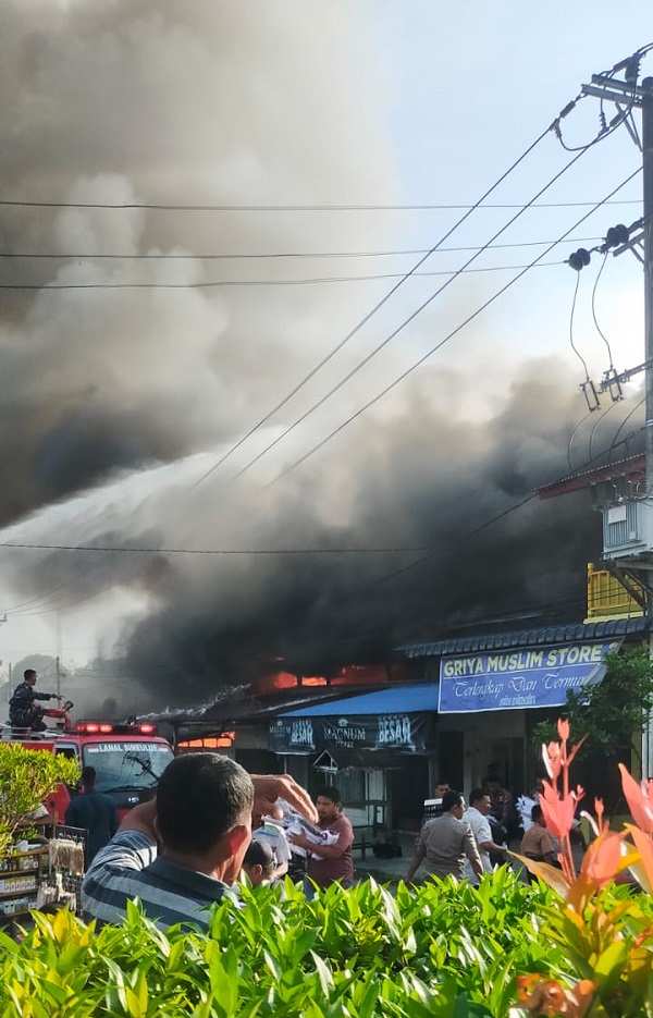 Proses pemadaman kebakaran di Simpang Kolok, Desa Air, Ibu Kota Sinabang Kabupaten Simeulue, Kamis (5/10). Waspada/Rahmad