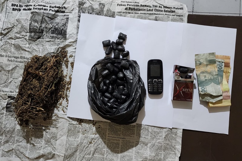Polsek Tanjungbalai Selatan Amankan Pria Pemilik 180 Gram Ganja Polsek Tanjungbalai Selatan Amankan Pria Pemilik 180 Gram Ganja