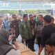 Tampak Pj Wali Kota Langsa, Syaridin SPd, MPd, didampingi Direktur Perumda AM Tirta Keumuneng Langsa saat meninjau stan UMKM dalam memeriahkan HUT ke-22 Kota Langsa, di Lapangan Merdeka Langsa, Kamis (12/10). Waspada/Rapian