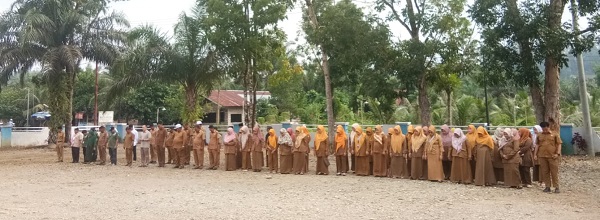 Apel pagi gabungan di halaman Kantor Camat Rantobaek, Kab. Mandailingnatal, Senin (2/10), dihadiri sekira 100 orang. Waspada/Ist