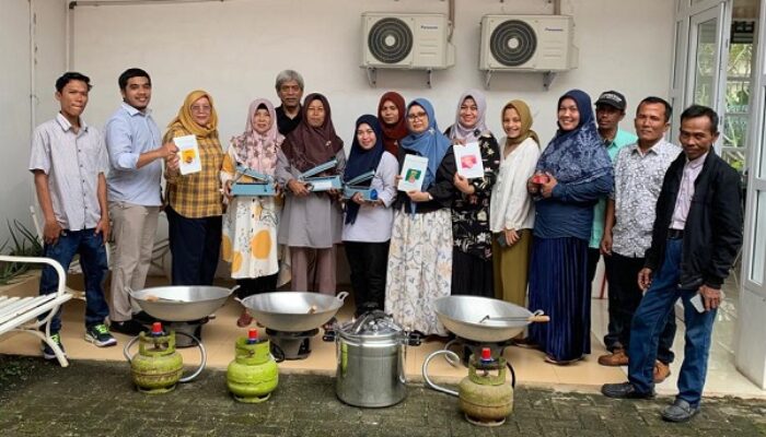 Dosen USU Mengabdi Manfaatkan Teknologi Hilirisasi Kerang Dara Jadi Rendang Kerang Kemasan Siap Saji