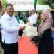 Sekdakab Aceh Besar, Drs. sulaimi M.Si memberikan bingkisan kepada ibu hamil pada acara peluncuran pengabdian masyarakat dan pembagian telur 1060 butir dalam rangka HUT ke-63 Tahun FKH USK di halaman Kantor Camat Kuta Baro. (Waspada/Zafrullah)