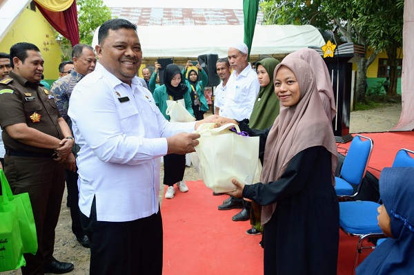 Sekdakab Aceh Besar, Drs. sulaimi M.Si memberikan bingkisan kepada ibu hamil pada acara peluncuran pengabdian masyarakat dan pembagian telur 1060 butir dalam rangka HUT ke-63 Tahun FKH USK di halaman Kantor Camat Kuta Baro. (Waspada/Zafrullah)