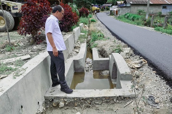 BUPATI Humbahas, Dosmar Banjarnahor monitor langsung pembangunan jalan hotmix di Desa Riaria, Kecamatan Pollung. Waspada/Ist