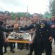 Dandim 0116/Nagan Raya Letkol Inf. Faruizabadi saat menyambut kedatangan personel Polres dengan membawa kue HUT TNI ke Kodim 0116/Nagan Raya, Kamis (5/10).(Waspada/Muji Burrahman)