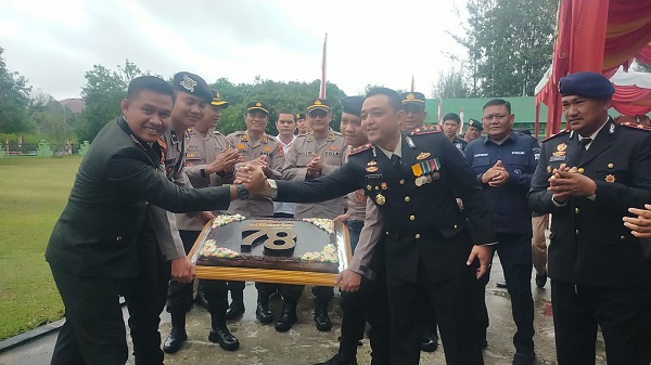 Dandim 0116/Nagan Raya Letkol Inf. Faruizabadi saat menyambut kedatangan personel Polres dengan membawa kue HUT TNI ke Kodim 0116/Nagan Raya, Kamis (5/10).(Waspada/Muji Burrahman)