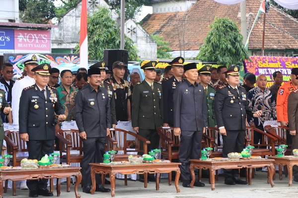Wali Kota bersama Kapolres sedang mengikuti peringatan HUT ke 78 TNI. (Waspada/Ist).