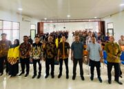 Dekan Fakultas Pertanian Universitas Asahan(UNA) Safruddin, SP, M.MA, bersama para Keynote Speech, foto bersama dengan mahasiswa saat kuliah umum bertajuk Gen Z Petani Tangguh dan Berdaya Saing. Waspada/Ist 