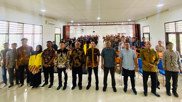 Dekan Fakultas Pertanian Universitas Asahan(UNA) Safruddin, SP, M.MA, bersama para Keynote Speech, foto bersama dengan mahasiswa saat kuliah umum bertajuk Gen Z Petani Tangguh dan Berdaya Saing. Waspada/Ist 