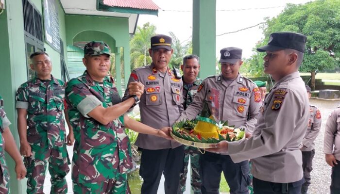 Polsek Meureubo Berikan Surprise HUT Ke-78 TNI 
